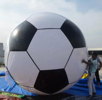 El fútbol forma el globo inflable publicitario gigante del helio con la impresión completa